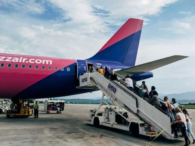 Jaki bagaż podręczny można zabrać do samolotu Wizz Air, aby uniknąć opłat?